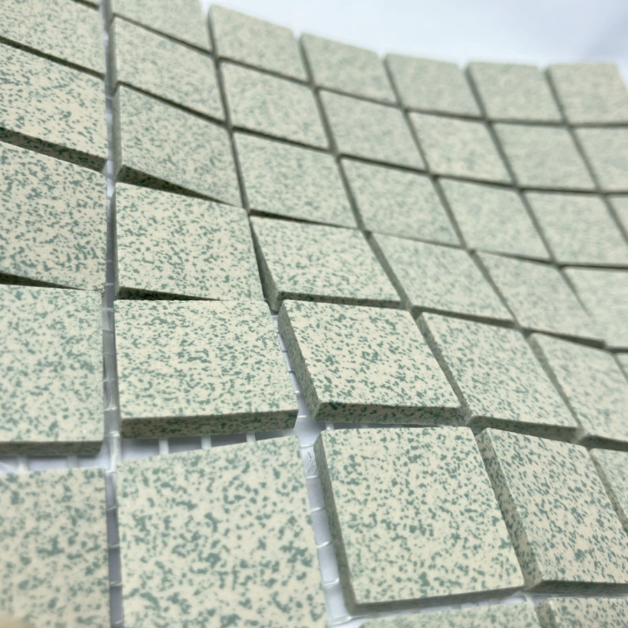 Winckelmans Vert 209 Mouchetés 20x20 mm – vista en ángulo de las teselas verdes moteadas sobre malla