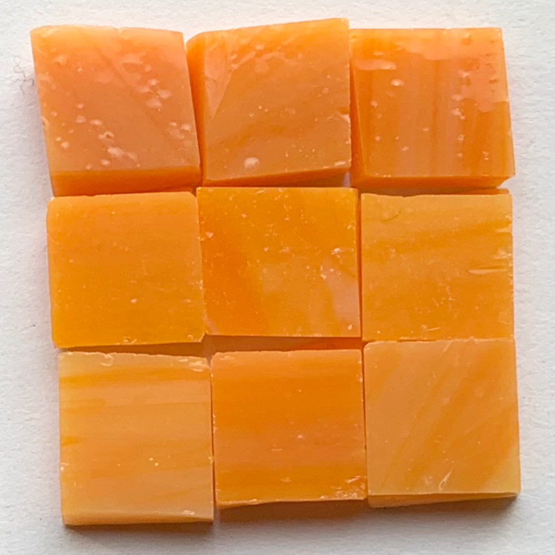 Detalle de Tiffany Glacier Mango con nueve teselas de vidrio