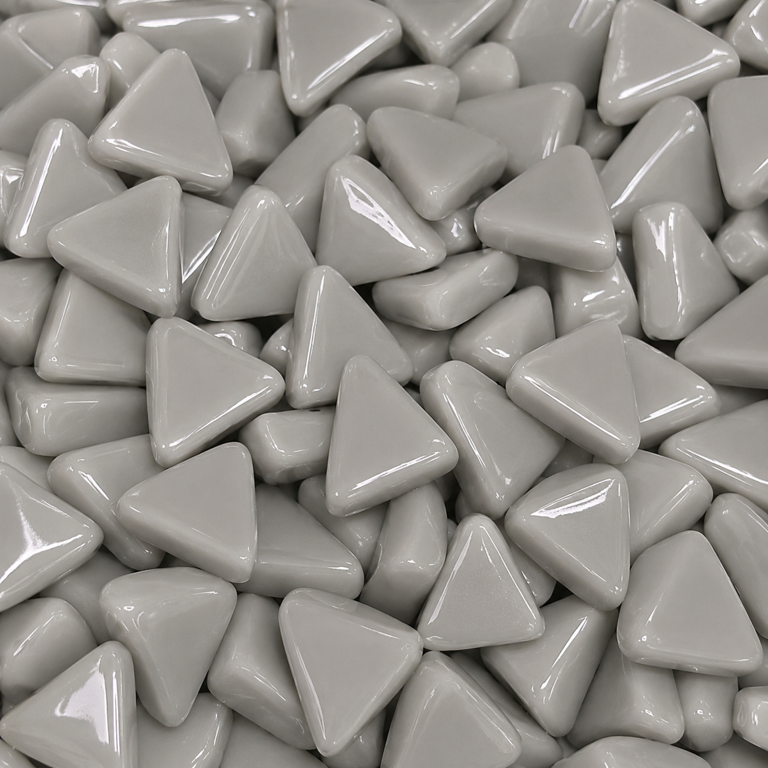 Mini mosaico de vidrio triangular gris niebla