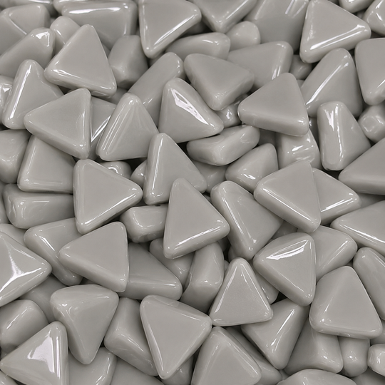 Mini mosaico de vidrio triangular gris niebla
