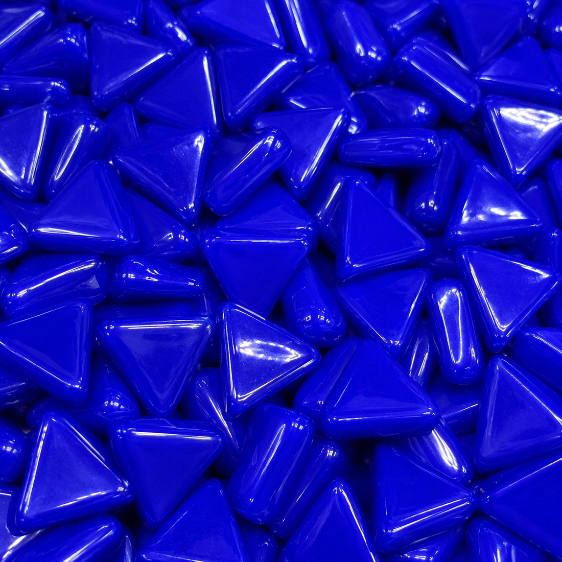 Mini mosaico de vidrio triangular azul brillante