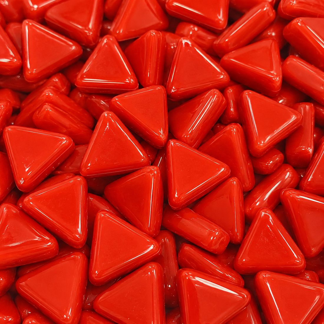 Mini mosaico de vidrio triangular rojo brillante