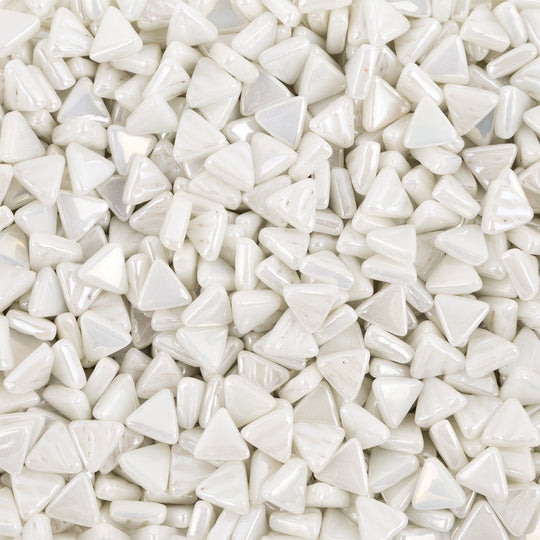 Mini mosaico de vidrio triangular iridiscente blanco opaco
