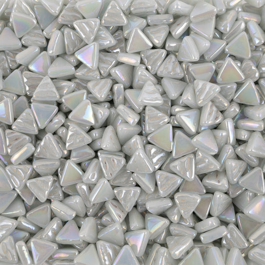 Mini mosaico de vidrio triangular iridiscente gris perla
