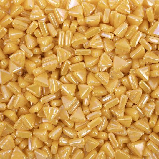 Mini mosaico de vidrio triangular iridiscente amarillo cálido