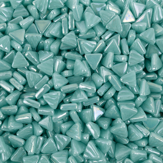 Mini mosaico de vidrio triangular iridiscente color cian claro