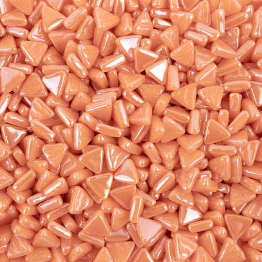 Mini mosaico de vidrio triangular iridiscente naranja opaco