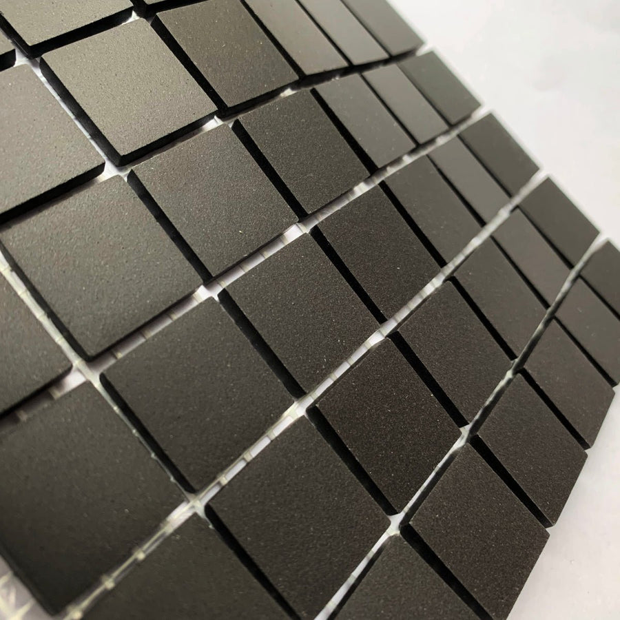 Winckelmans Noir – matte mozaïektegels van 20x20 mm op gaas